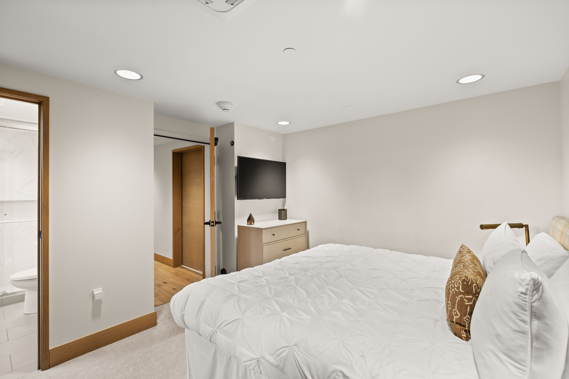 Guest bedroom with en-suite bathroom